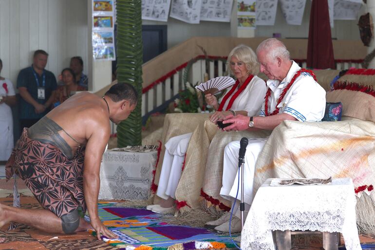 El rey Carlos III  y la reina Camila durante una ceremonia en Samoa, el 24 de octubre, en una de sus últimas apariciones públicas. 