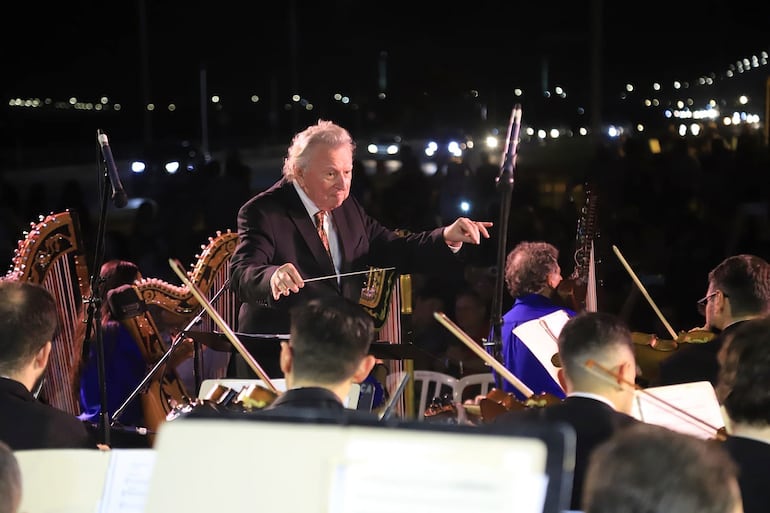 La Orquesta Sinfónica de la Ciudad de Asunción (OSCA), dirigida por Luis Szarán, junto al conjunto de arpas de la escuela “Digno García”, dirigido por Marcos Lucena, le dieron brillo a la noche.