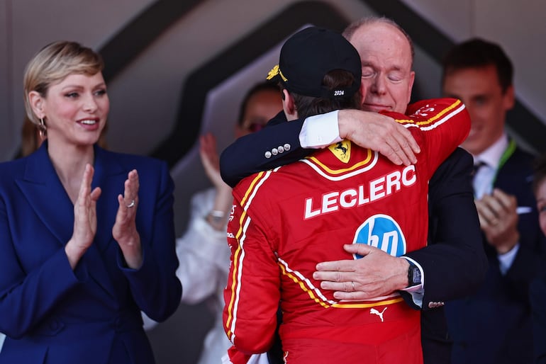 El piloto ganador de la Scuderia Ferrari, Charles Leclerc, es felicitado por el Príncipe Alberto II de Mónaco en Montecarlo. (EFE/EPA/ANNA SZILAGYI)
