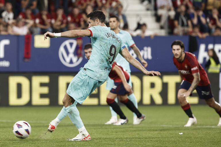 PAMPLONA, 03/09/2023.- El delantero polaco del FC Barcelona Robert Lewandowski (i) dispara a puerta el penalti, que subirá al marcador como gol de su equipo, durante el encuentro correspondiente a la cuarta jornada de primera división que disputan hoy domingo frente al FC Barcelona en el estadio de El Sadar, en Pamplona. EFE/ jesus Diges
