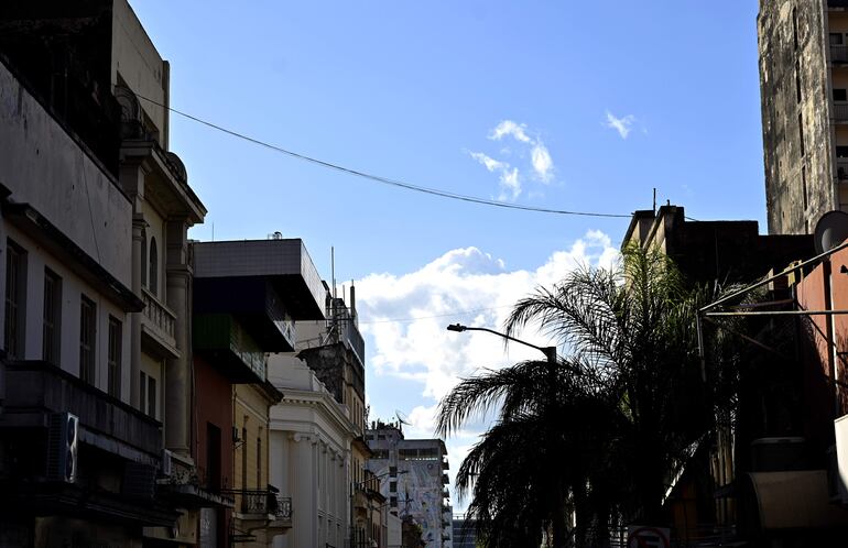 La ANDE encontró hoy 13 nuevos cables instalados sobre la calle Palma, tras la instalación del cableado subterráneo para liberar el paisaje.