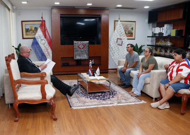 Los representantes de los afectados se reunieron ayer con el fiscal general del Estado, Emiliano Rolón. 