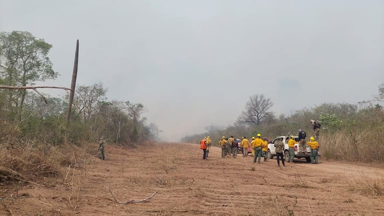 Los bomberos y militares pudieron salir a tiempo de lo que podría ser un cerco de fuego.