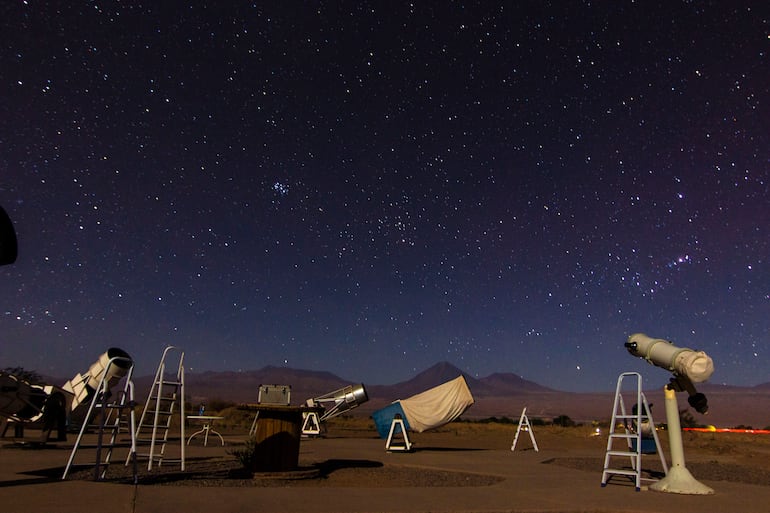 Observación astronómica en San Pedro de Atacama, Chile.