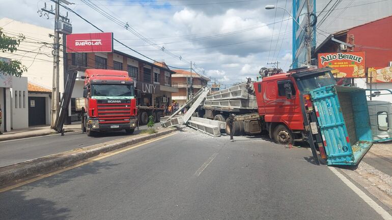 Uno de los camiones de la marca Scania se llevó por delante otro de la marca Isuzu. (gentileza)