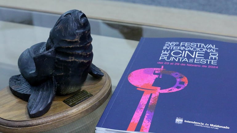 Imagen del premio Lobo Marino al Mejor Documental, una talla del artista Milton Sosa, que fue otorgada a la película "Los últimos".