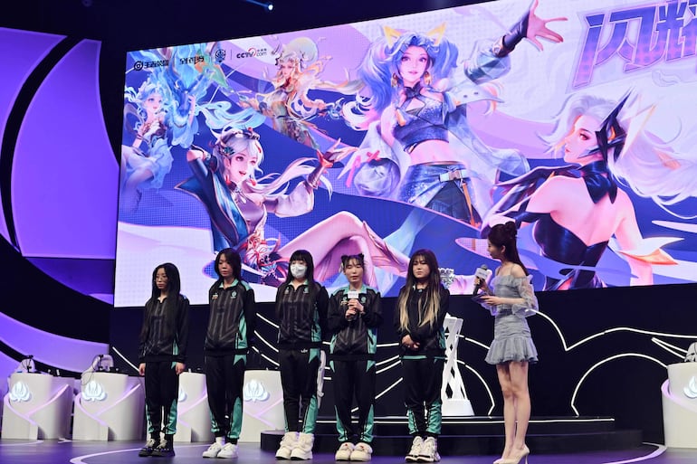 Jjugadoras son entrevistadas después de competir en un evento de e-sports femenino en Pekín. Para las jugadoras de e-sports en China, dominar el juego es solo el primer obstáculo para hacerse un lugar en un campo dominado por hombres.