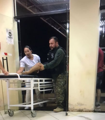 El suboficial inspector Pablo David Amarilla Bonussi siendo ingresado al Hospital Distrital de Capitán Bado.