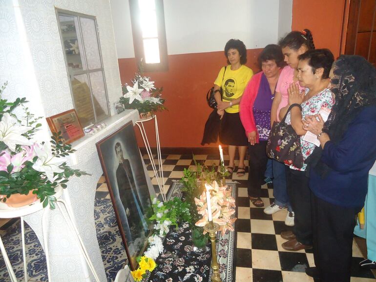 Varios devotos del Siervo de Dios, Padre. Julio César Duarte Ortellado visitan su tu nicho instalado en el interior de la parroquia de Ybycuí.