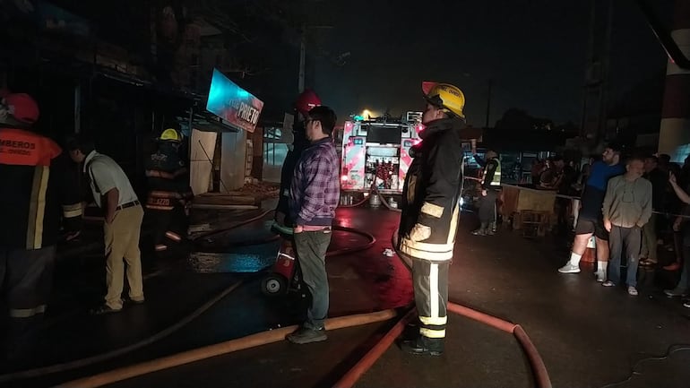 Bomberos voluntarios trabajando durante el incendio en el mercado municipal de Coronel Oviedo.