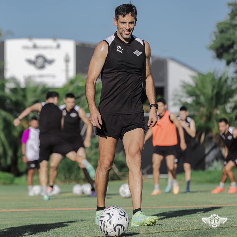 Roque Luis Santa Cruz Cantero (42 años), experimentado delantero gumarelo. (Foto: Libertad)