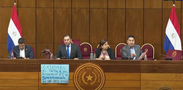 Los senadores Líder Amarilla, Esperanza Martínez y Eduardo Nakayama participaron de la audiencia pública esta mañana . Escucharon los reclamos de los jubilados y aportantes.