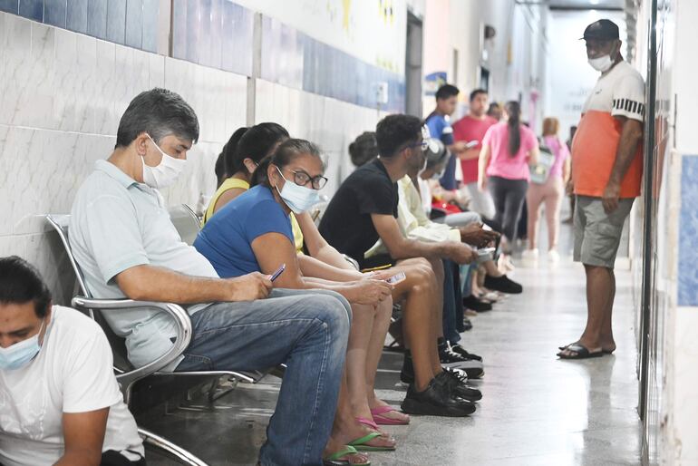 Atención a pacientes con dengue en el hospital de Barrio Obrero.