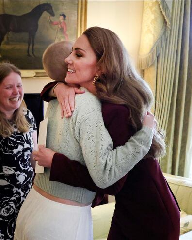 ¡Emotiva imagen! Kate Middleton abrazando a la jovencita Liz Hatton.