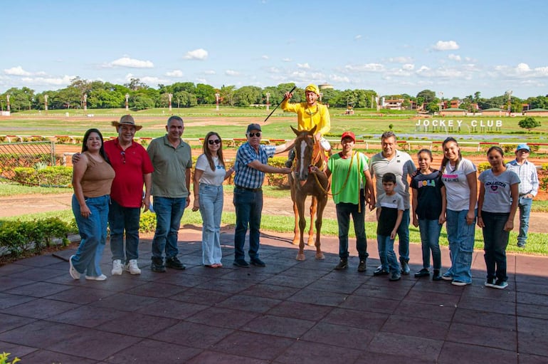  Propietarios y  allegados al stud Don Honorio, recibieron a Amiguita y al jockey Marco Meza que ganó la primera.