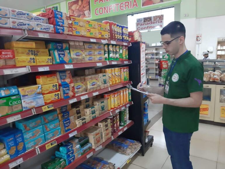 Un estudiante de la Universidad Nacional del Este cuando recolectaba datos de los precios de los artículos de la canasta básica familiar.