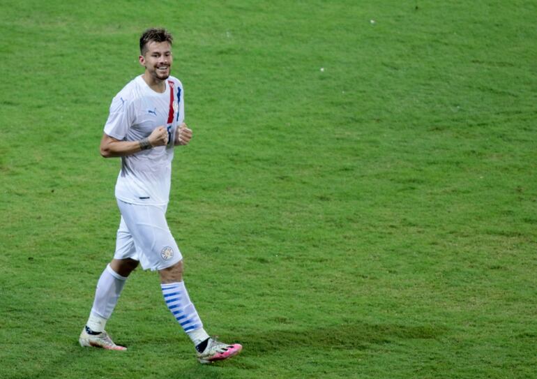 Gastón Giménez, jugador de la selección paraguaya, festeja un gol contra Venezuela. 