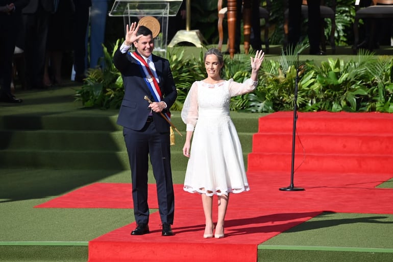 Santiago Peña y Leticia Ocampos, tras juramento presidencial.