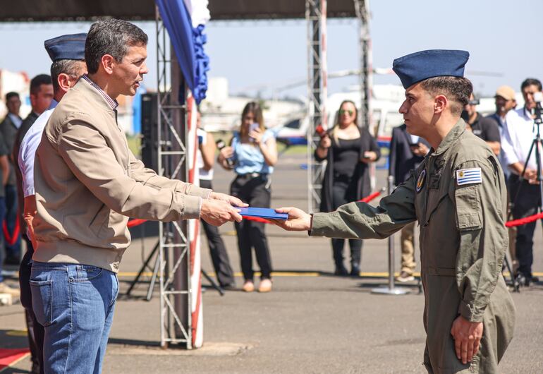 Santiago Peña homenajeó a pilotos uruguayos del Hércules que colaboró con el combate a los incendios.