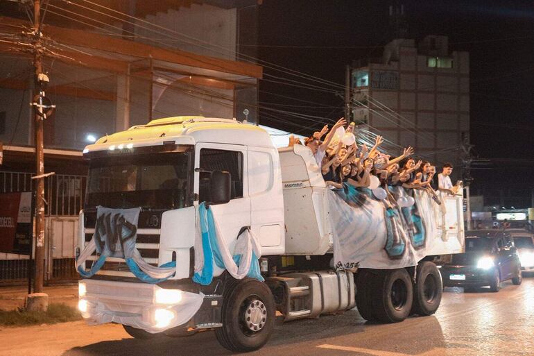 Felices, los alumnos disfrutaron de la tradicional caravana del UPD.