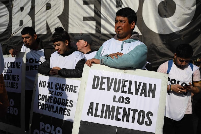 Miembros de organizaciones sociales se manifiestan en Avellaneda, provincia de Buenos Aires.