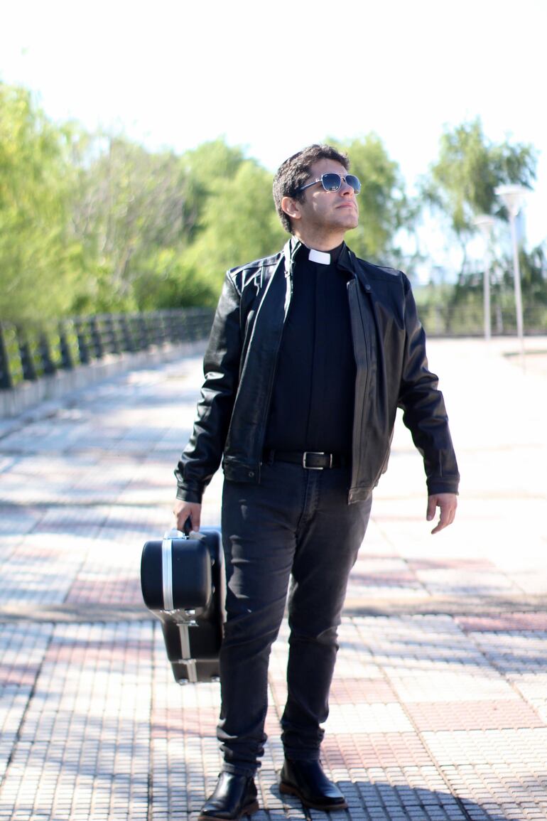 Padre Freddy Romero en compañía de su fiel guitarra.