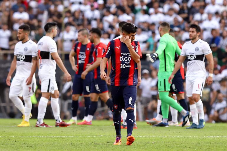 El argentino Federico Carrizo, jugador de Cerro Porteño, abandona el terreno después de una expulsión en el partido contra Olimpia por el torneo Clausura en el Estadio Manuel Ferreira, en Asunción, Paraguay.