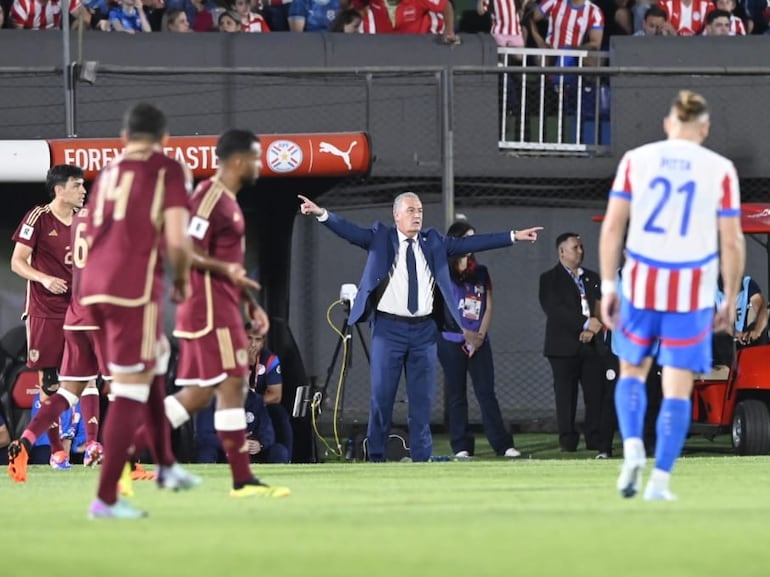 El argentino Gustavo Alfaro (c), entrenador de la selección de Paraguay, en el partido frente a Venezuela por la fecha 10 de las Eliminatorias Sudamericanas 2026 en el estadio Defensores del Chaco, en Asunción.