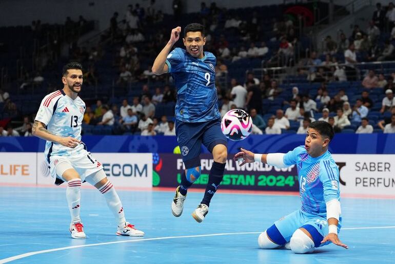 Hugo Martínez (), jugador de la selección de Paraguay, pelea por un balón en el partido frente a Costa Rica por la primera fecha del Grupo A del Mundial Uzbekistán 2024 de Futsal FIFA.