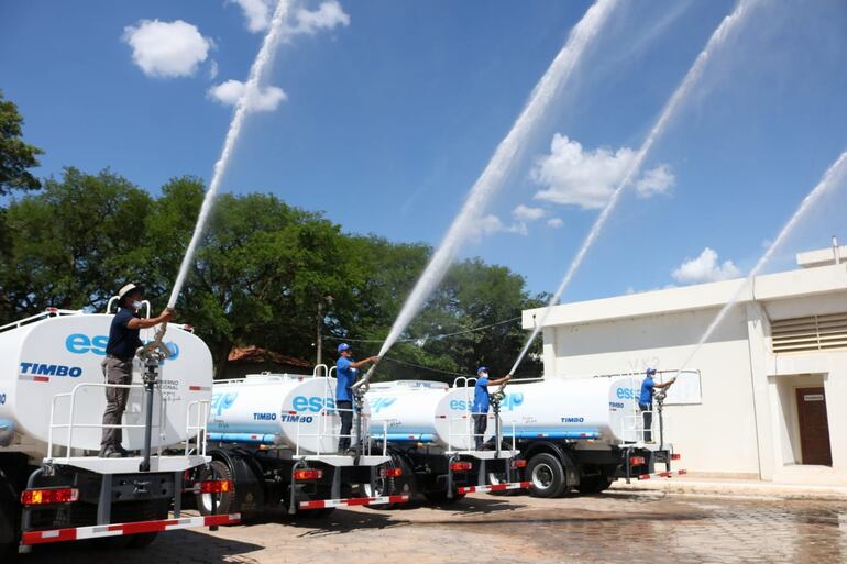 La presentación de los camiones cisternas, contradictoriamente ante la sequía, incluyó demostración con agua