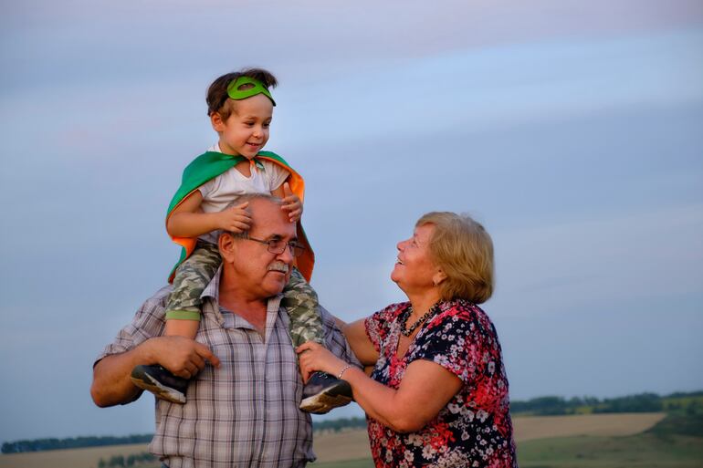 El Día de los Abuelos, celebrado el 26 de julio en varios países, es una oportunidad maravillosa para reconocer y honrar a esas figuras tan especiales en nuestras vidas. Inspirado por la festividad de San Joaquín y Santa Ana, este día nos recuerda la importancia de los abuelos en la transmisión de valores, la provisión de apoyo emocional y el enriquecimiento de nuestras vidas con su sabiduría y amor.