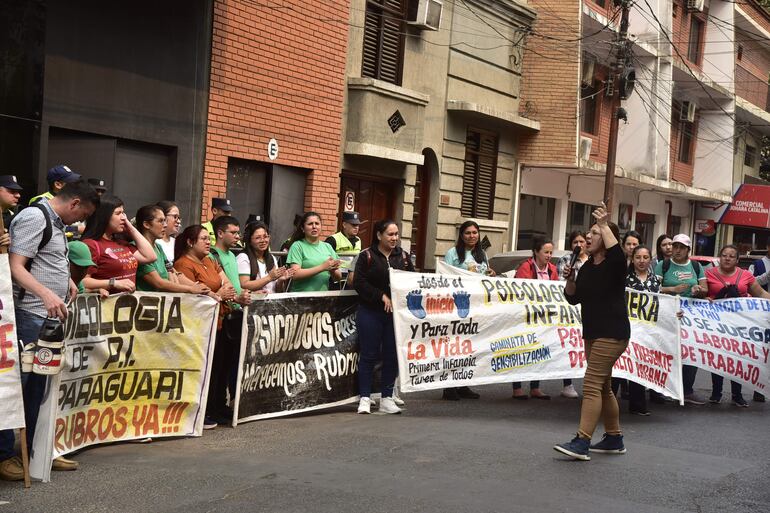 Psicólogos de Primera Infancia protestaron frente al MEC exigiendo estabilidad laboral.