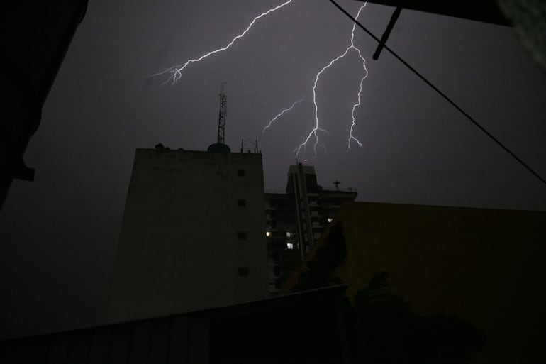 Las tormentas se registrarán de forma puntual esta noche. 