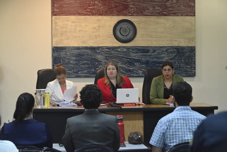 Tribunal de Sentencia integrado por las magistradas Elsa García, Cándida Fleitas y Claudia Criscioni.