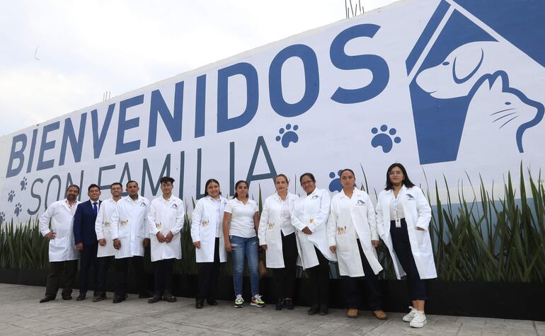 Un grupo de veterinarios del hotel para perros y gatos, posan hoy en Ciudad de México (México). 
