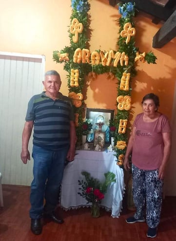 Don Amado Sosa y su esposa Eusebia Torres de Sosa, hace 46 años que preparan el calvario y adornan con chipa para recordar el Día de la Cruz.