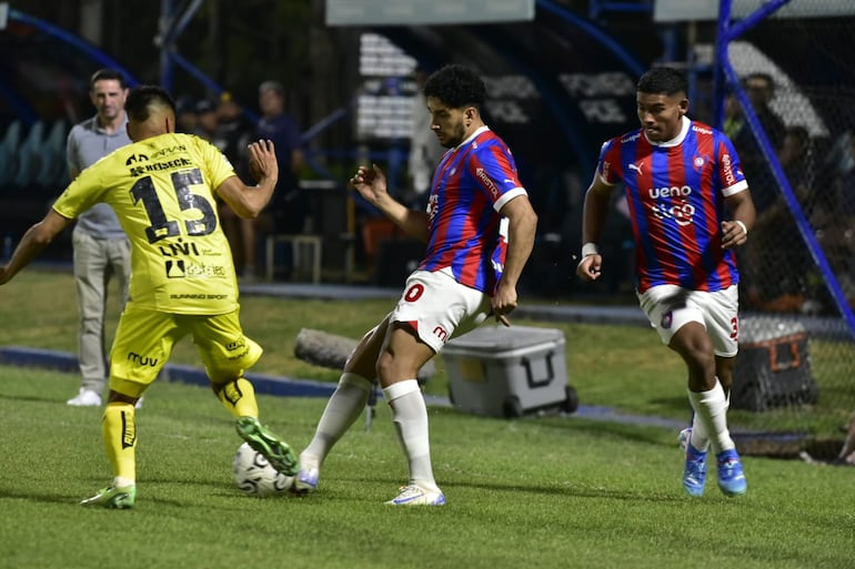 Cerro pasó sufriendo en la Copa Paraguay. Al fondo se lo ve a Manolo Jiménez, muy criticado por los hinchas del Ciclón