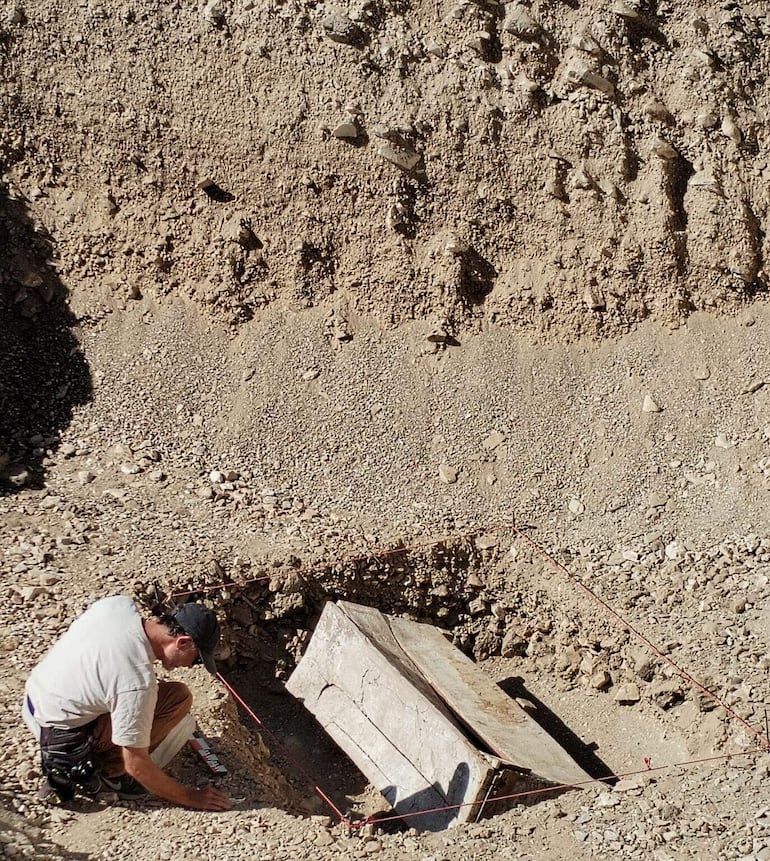 Esta foto proporcionada por la Universidad de Estrasburgo y el Instituto Francés de Arqueología Oriental (Institut français d'archéologie orientale - IFAO), muestra a un arqueólogo trabajando en la excavación de un sarcófago del Reino Medio del Antiguo Egipto, descubierto en Luxor.