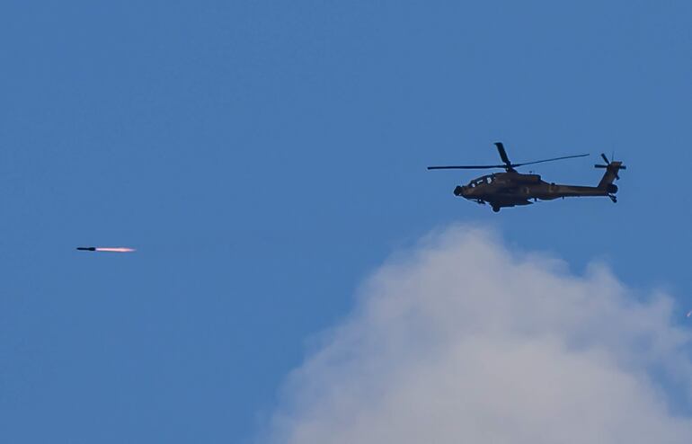 Un helicóptero israelí dispara un misil hacia territorio palestino este lunes.