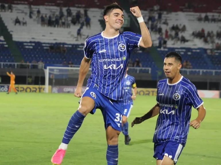 Marcelo Acosta festeja su gol ante Olimpia