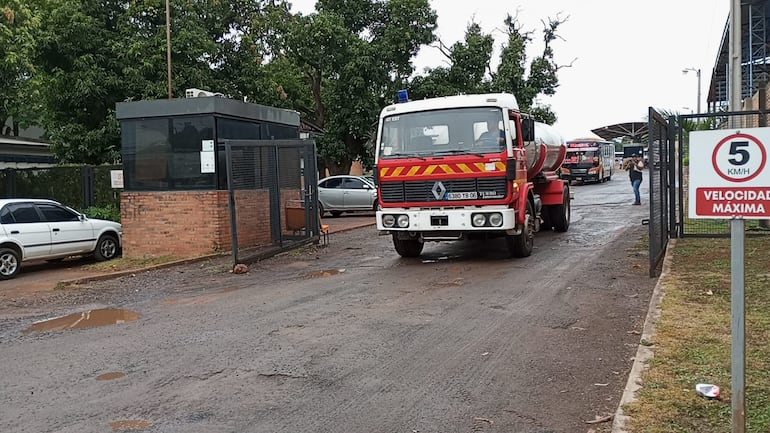 Un carro hidrante de los cuerpo de Bomberos que acudió a la parada de la Línea 12 para sofocar el incendio.