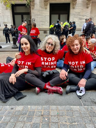 "¡No en nuestro nombre!" La escritora Molly Crabapple, la actriz Debra Winger y la fotógrafa Nan Goldin en protesta contra el genocidio, Nueva York, lunes 14 de octubre de 2024 (Foto: Jews Voices Fot Peace).