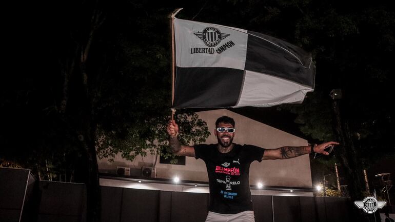 El argentino Alexander Barboza, jugador de Libertad, celebra la conquista del torneo Clausura 2023 en el estadio La Huerta, en Asunción.