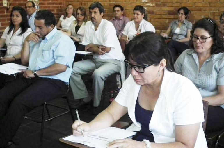 Docentes rinden un examen. El nuevo concurso para integrar el Banco de Datos de Docentes Elegibles comenzará nuevamente este 25 de setiembre.