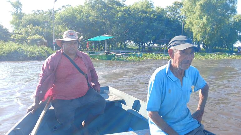 dos personas a bordo de la canoa