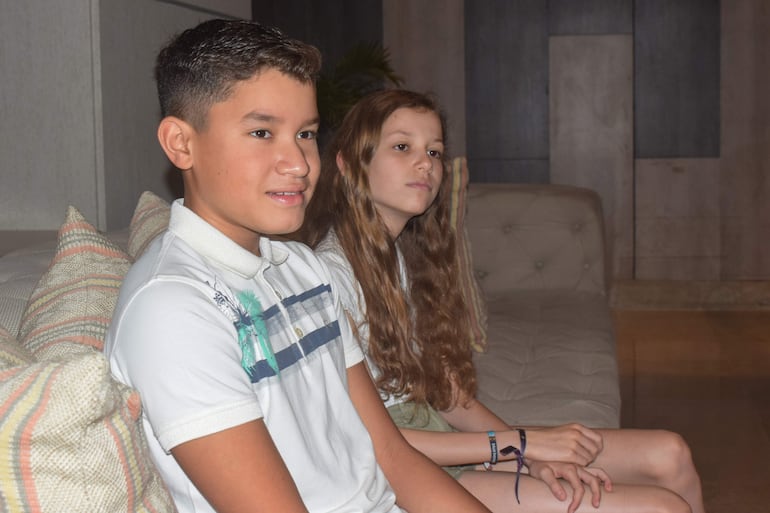 Jonathan Veloz (i) y Marina Pérez, niños ganadores del concurso 'Macondo sí tiene quien le escriba', hablan durante una entrevista con EFE este jueves, en Barranquilla (Colombia).