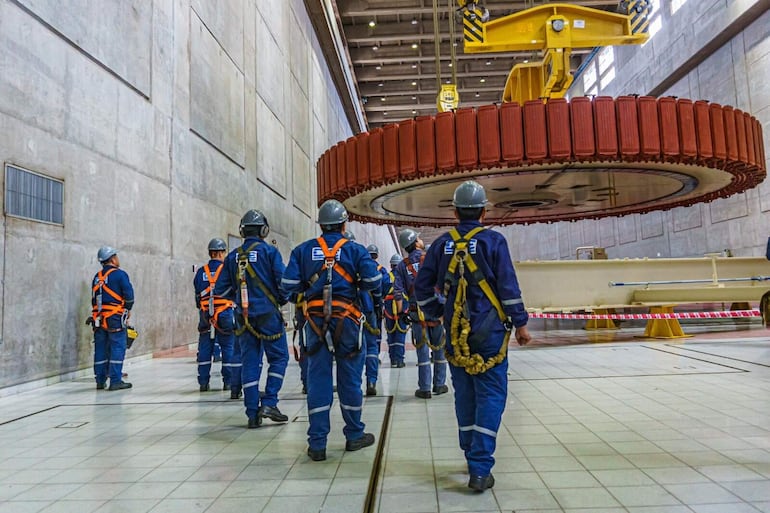 Proceso de mantenimiento de una de las 20 unidades generadoras de la Central Hidroeléctrica Yacyretá. 