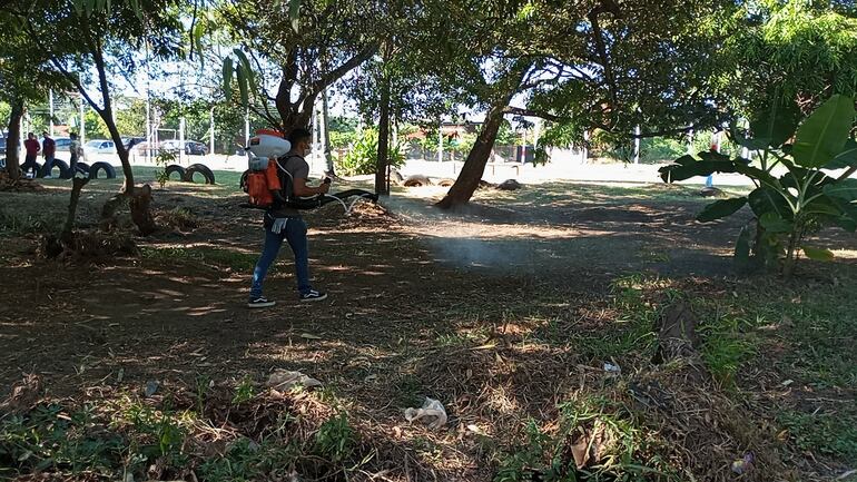 Durante la jornada de Minga Ambiental se realizó una intensa fumigación en las plazas y viviendas.