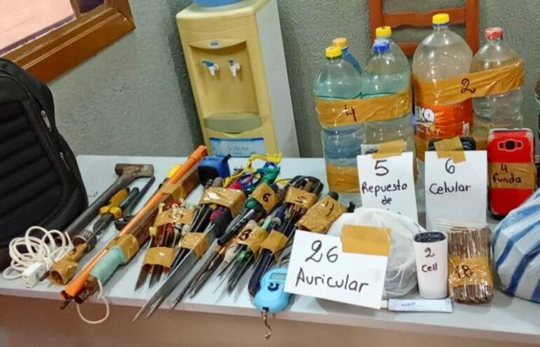 Durante un cateo, los agentes penitenciarios encontraron varios objetos prohibidos.