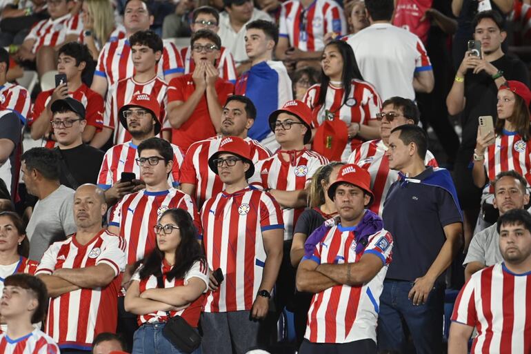 Los hinchas de Paraguay en la previa del partido frente a Argentina por las Eliminatorias Sudamericanas 2026 en el estadio Defensores del Chaco, en Asunción.